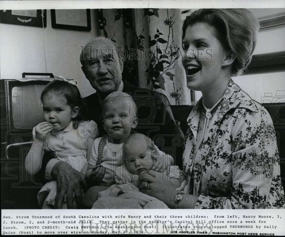 1974 Press Photo Senator Strom Thurmond posing with his family at his office - Historic Images