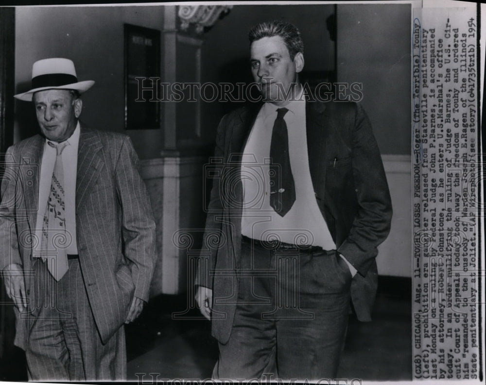 1954 Press Photo Roger Touhy entering U.S. Marhall&#39;s office with his attorney - Historic Images