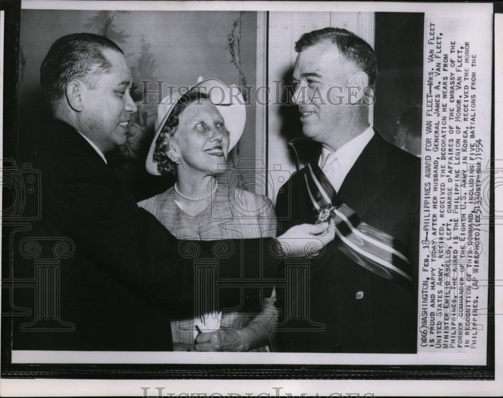 1954 Press Photo General James Van Fleet receives award from Minister Abello - Historic Images