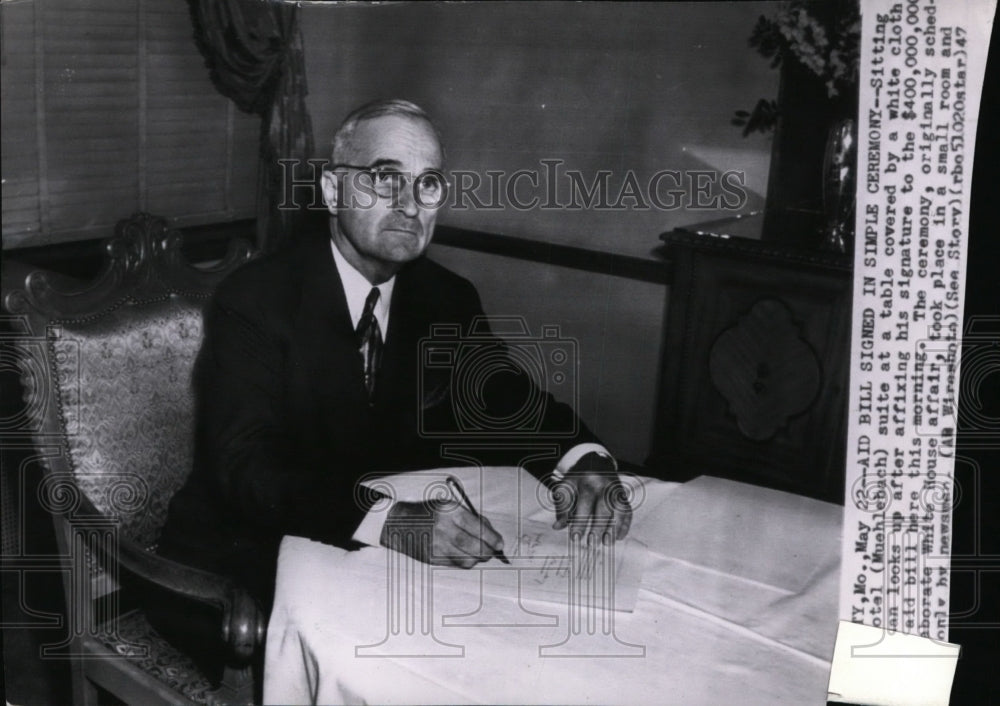 1947 Press Photo President Truman signs $400,000,000 aid bill - Historic Images