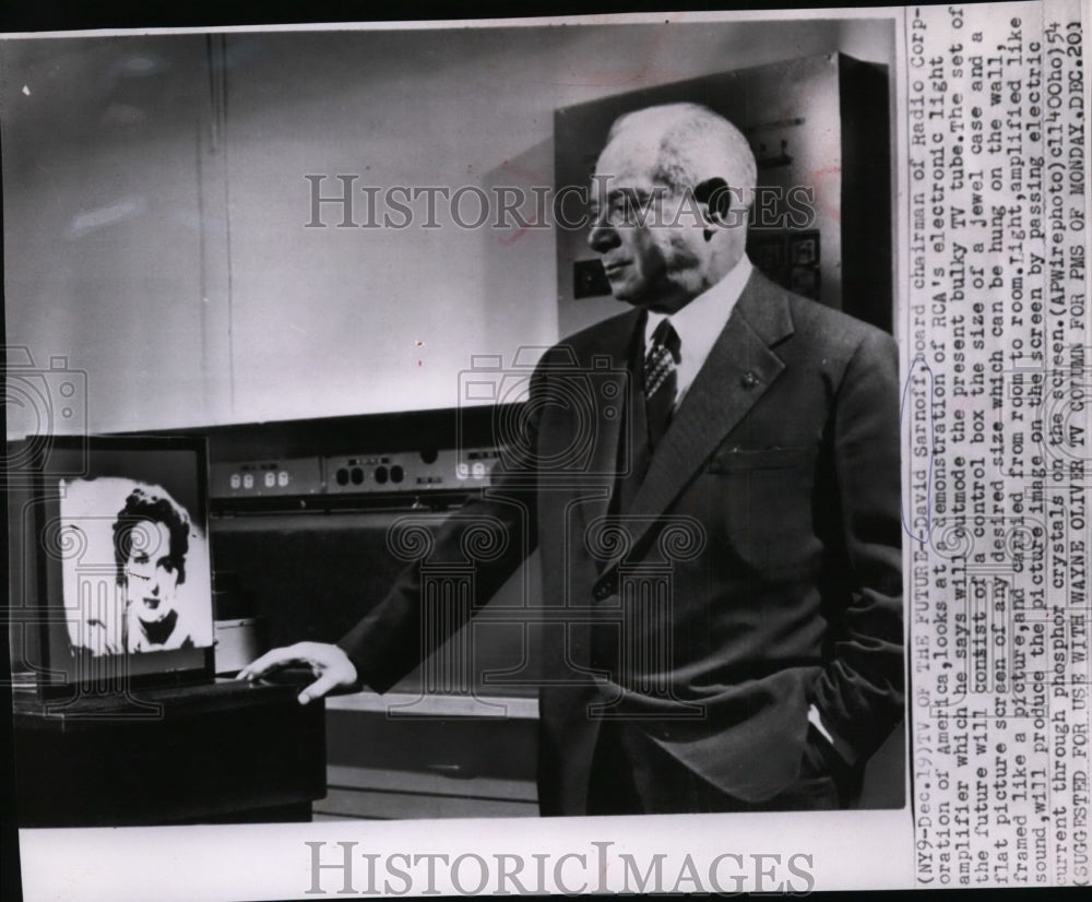 1954 Press Photo David Sarnoff looks at RCA&#39;s amplifier demonstration on TV - Historic Images