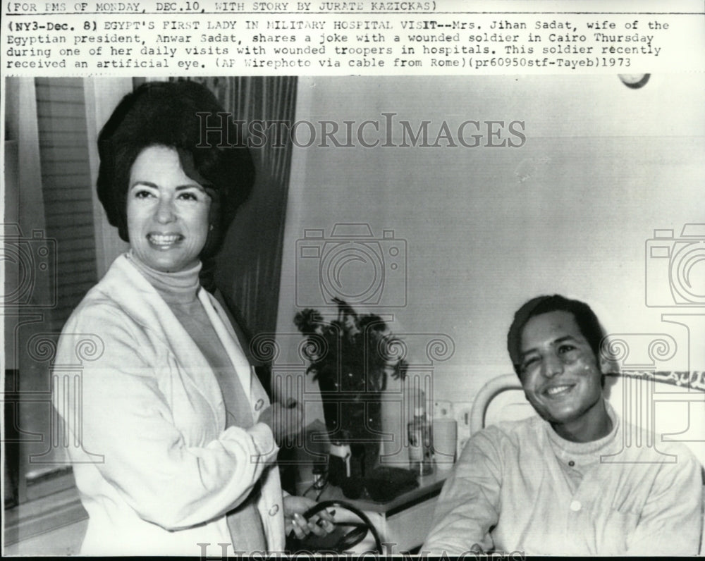 1973 Press Photo Wife of the Egyptian president visits with wounded soldier - Historic Images