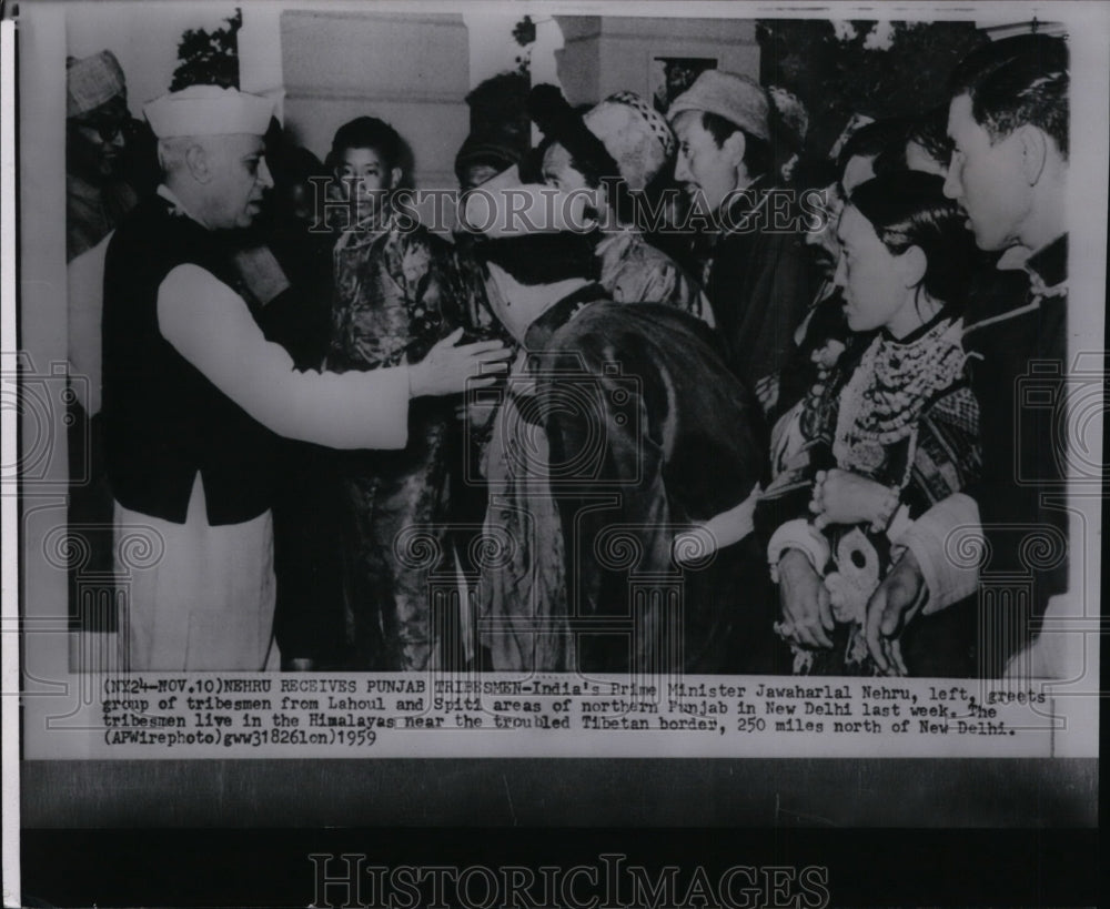 1959 Press Photo India&#39;s Prime Minister Jawaharlal Nehru greets tribesmen. - Historic Images