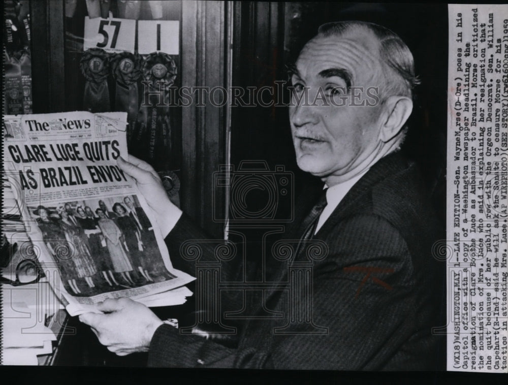 1959 Press Photo Wayne Morse with Washington newspaper headlining Clare Luce - Historic Images