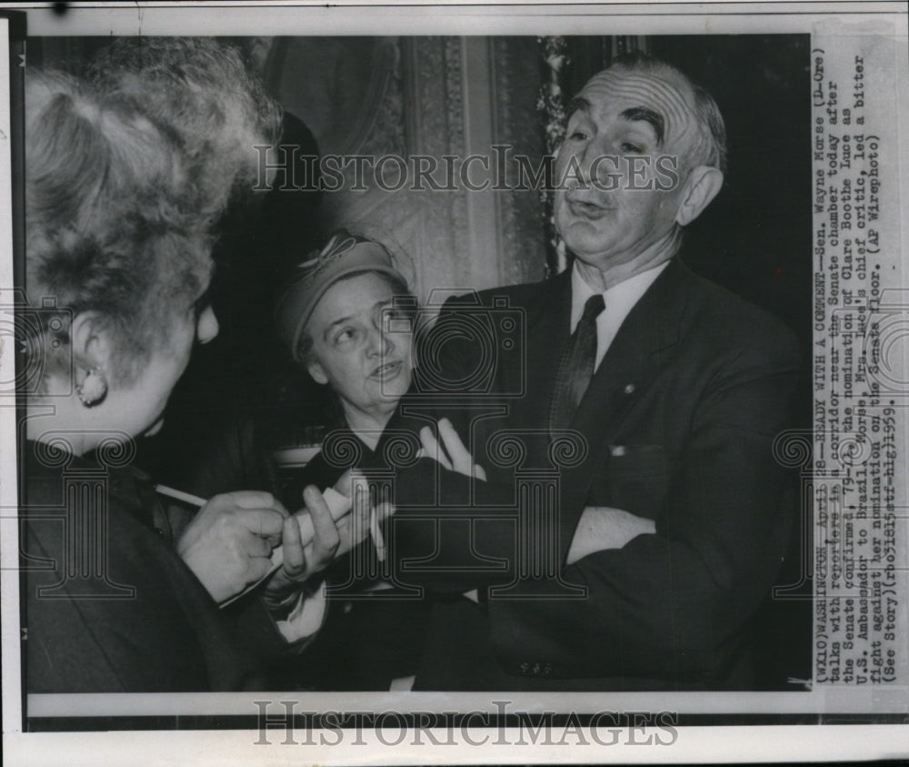 1959 Press Photo Sen. Wayne Morse talks to newsmen in corridor of Senate chamber - Historic Images