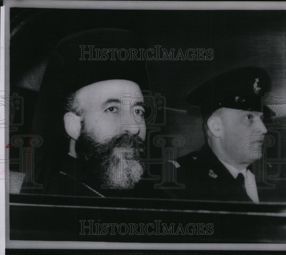 1959 Press Photo Greek Cypriot leader Archbishop Makarios leaving London hotel - Historic Images