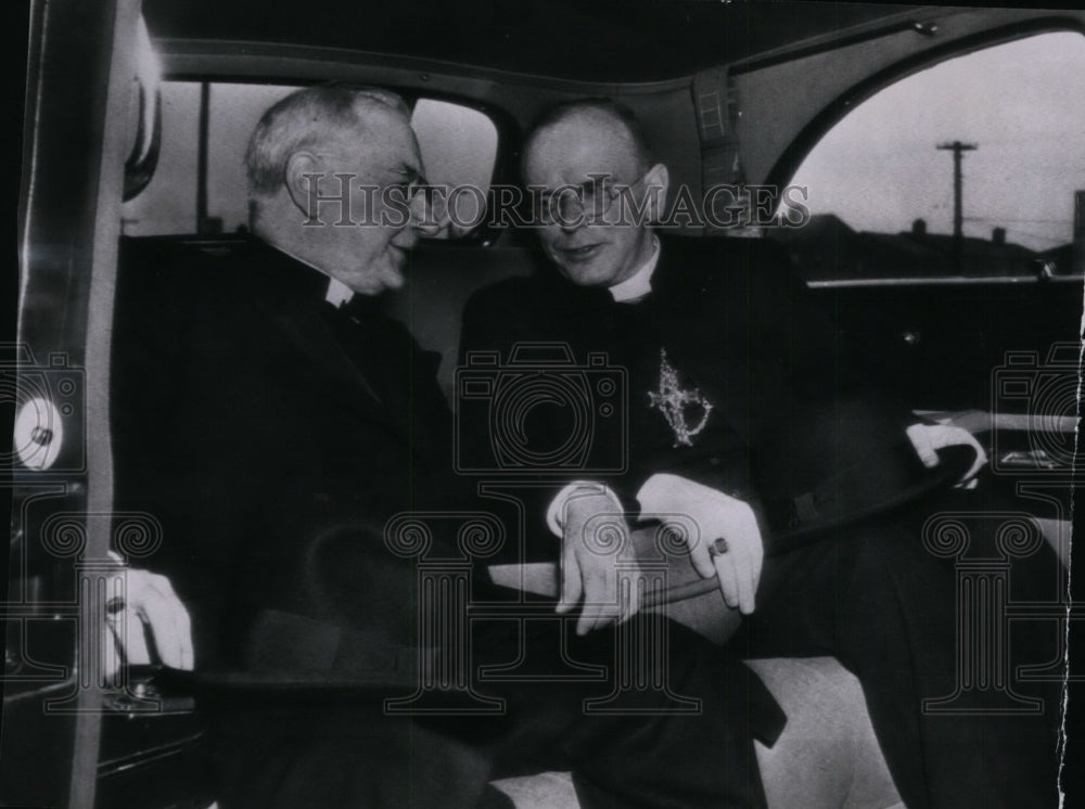 1946 Press Photo Samuel Cardinal Stritch chats with Bernard Cardinal Griffin - Historic Images