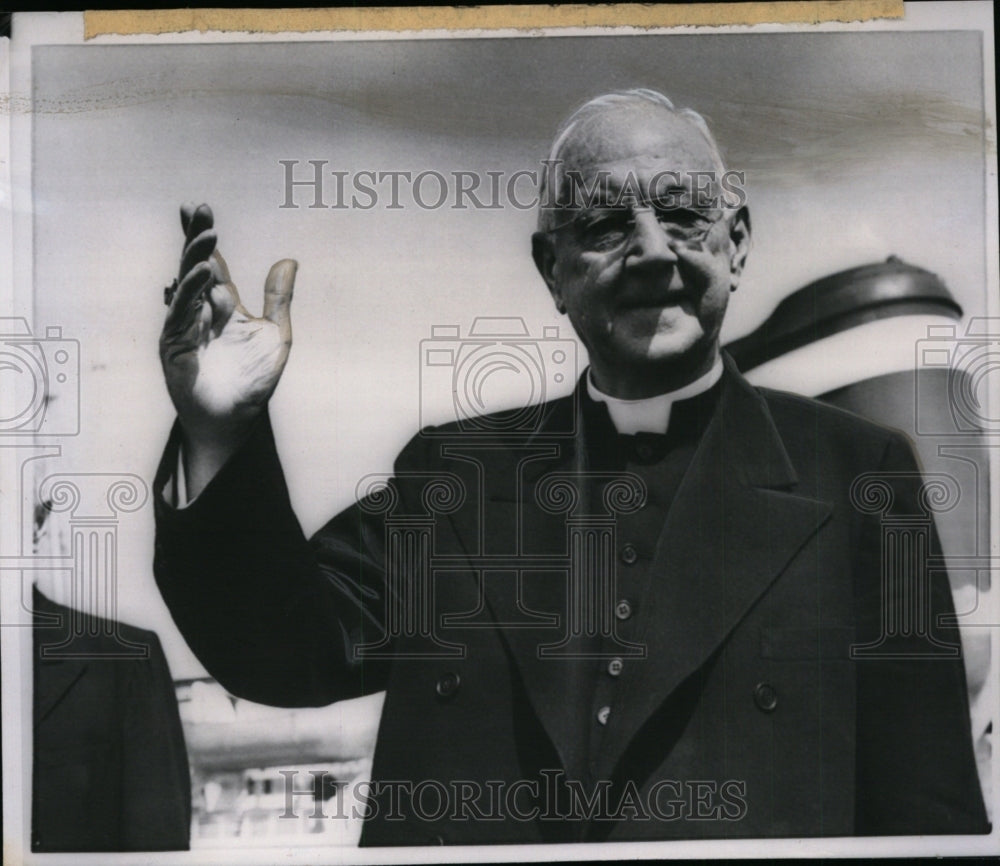 1958 Press Photo Samuel Cardinal Stritch of Chicago waves as he leaves for Italy-Historic Images