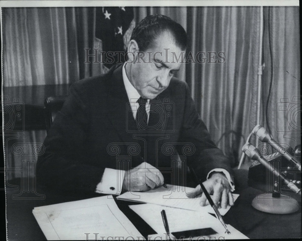 1970 Press Photo President Nixon signs Veto bill after making public broadcast. - Historic Images