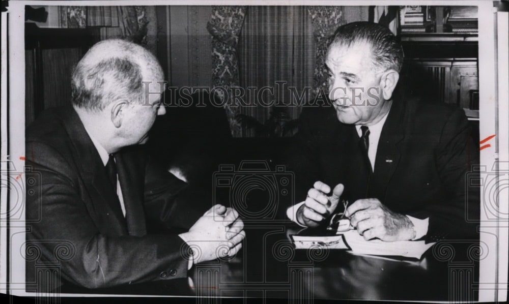 1963 Press Photo Secretary Dean Rusk in a conference with President Johnson - Historic Images