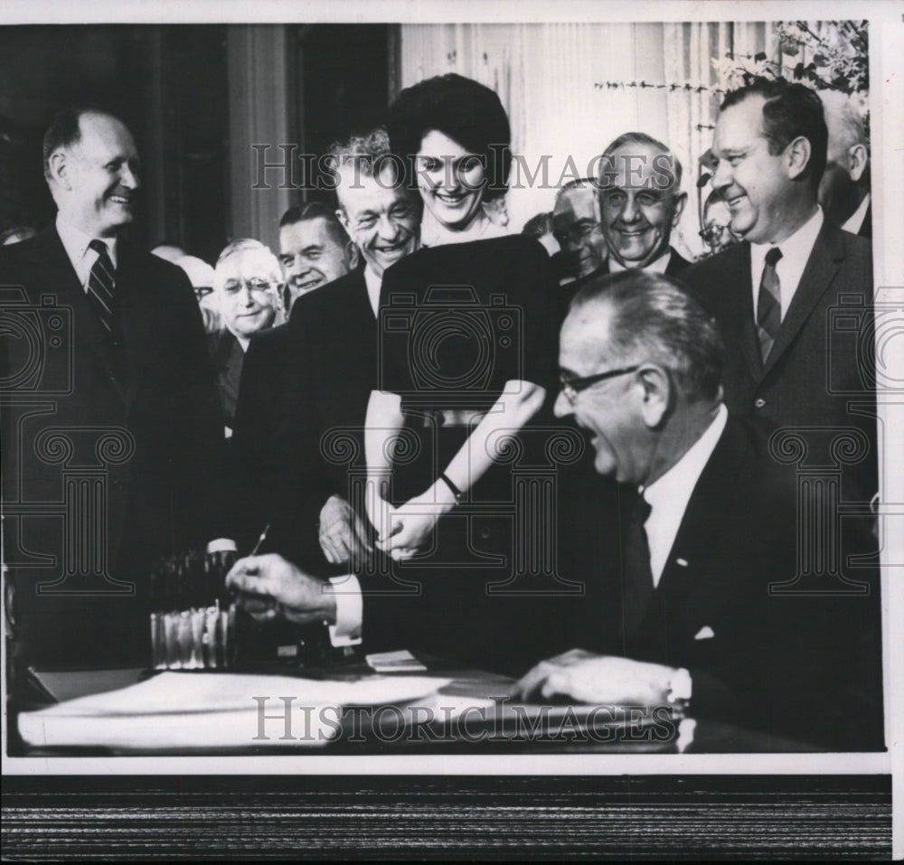 1954 Press Photo Lynda Bird Johnson watches the President sign tax-cut bill - Historic Images