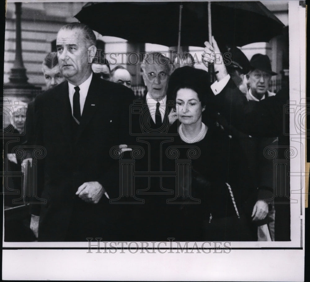 1963 Press Photo Pres. Johnson and his wife walk into Executive Office Building - Historic Images