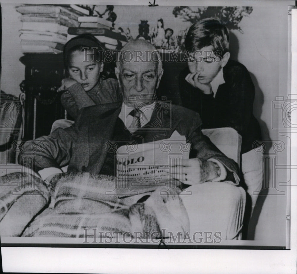 1964 Antonio Segni reading a newspaper with his grandchildren - Historic Images