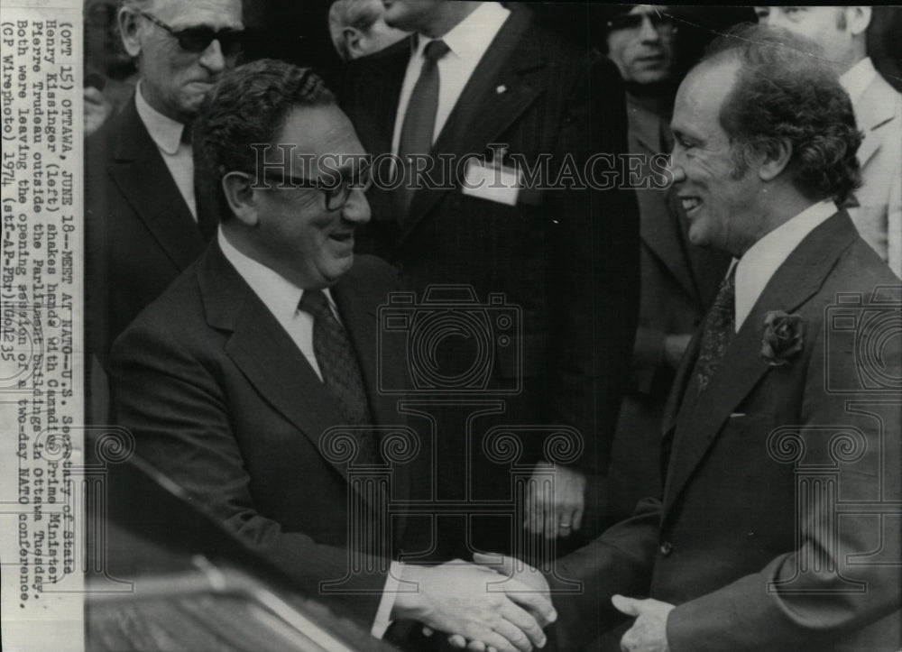 1974 Press Photo Henry Kissinger shakes hands with Prime Minister Pierre Trudeau-Historic Images