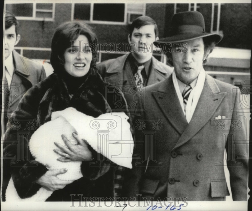 1977 Press Photo Prime Minister Trudeau and wife leaving an hospital in Ottawa - Historic Images