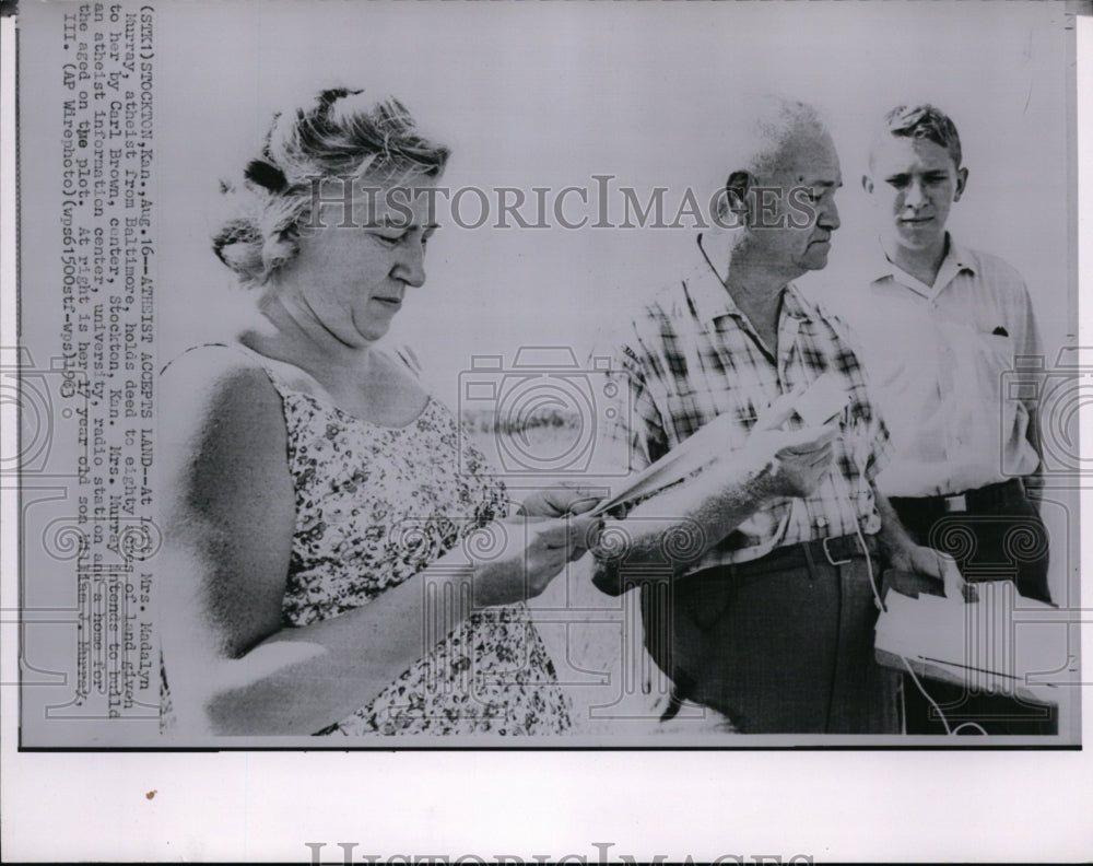 1963 Press Photo Mrs. Madalyn Murray holding a deed to eighty acres of land - Historic Images