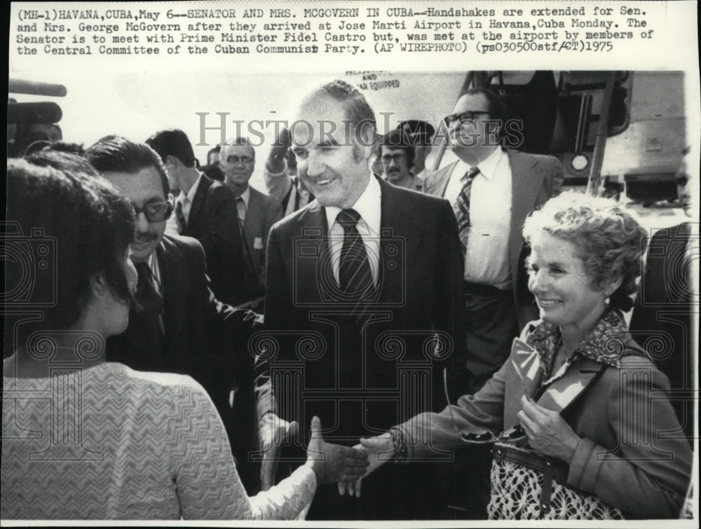 1975 Press Photo Senator and Mrs. George McGovern at Jose Marti Airport, Havana - Historic Images