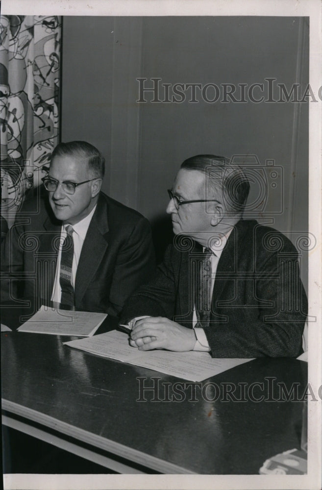 1960 Press Photo Dr. L.L. Madsen conferring with Cecil Hagen-Agriculture Men - Historic Images