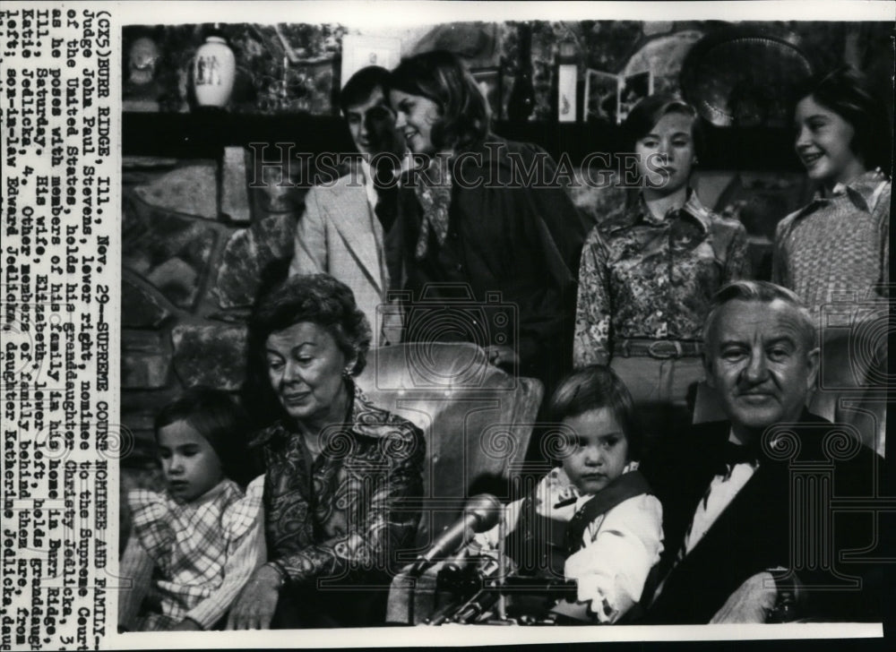 1975 Press Photo Judge John Paul Stevens posing with members of his family - Historic Images