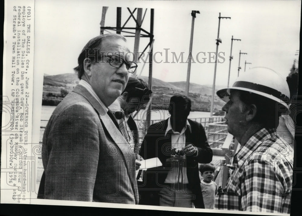 1976 Press Photo Gov. Bob Straub, on a guided tour of the Columbia River. - Historic Images