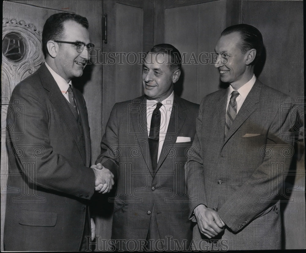 1959 Press Photo Industrial Development chairman Earl McCarthy greets guests-Historic Images