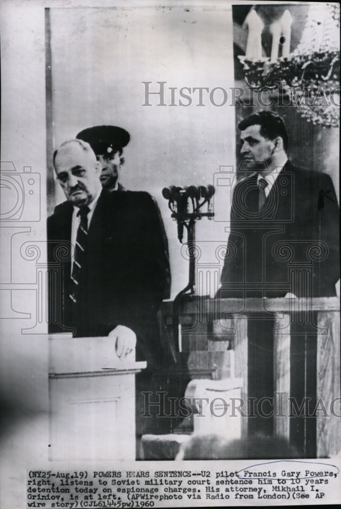 1960 Press Photo U-2 pilot Francis Gary Powers listens to Soviet military court - Historic Images