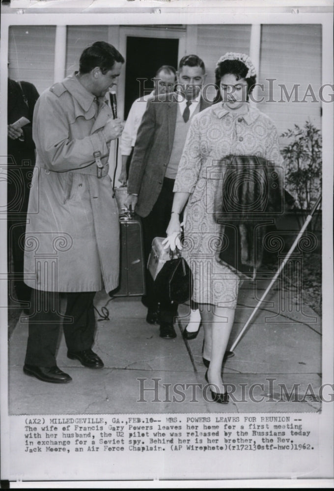 1962 Press Photo Wife of U2 Pilot Gary Powers leaves home to meet husband - Historic Images