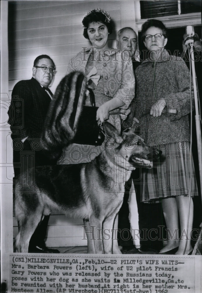 1962 Press Photo Mrs. Barbara Powers waiting for husband U2 Pilot Gary Powers - Historic Images