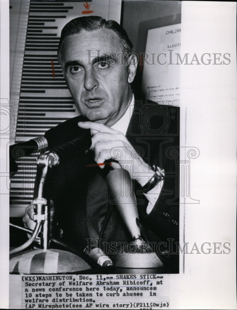 1963 Press Photo Secretary of Welfare Abraham Ribicoff, at a news conference. - Historic Images