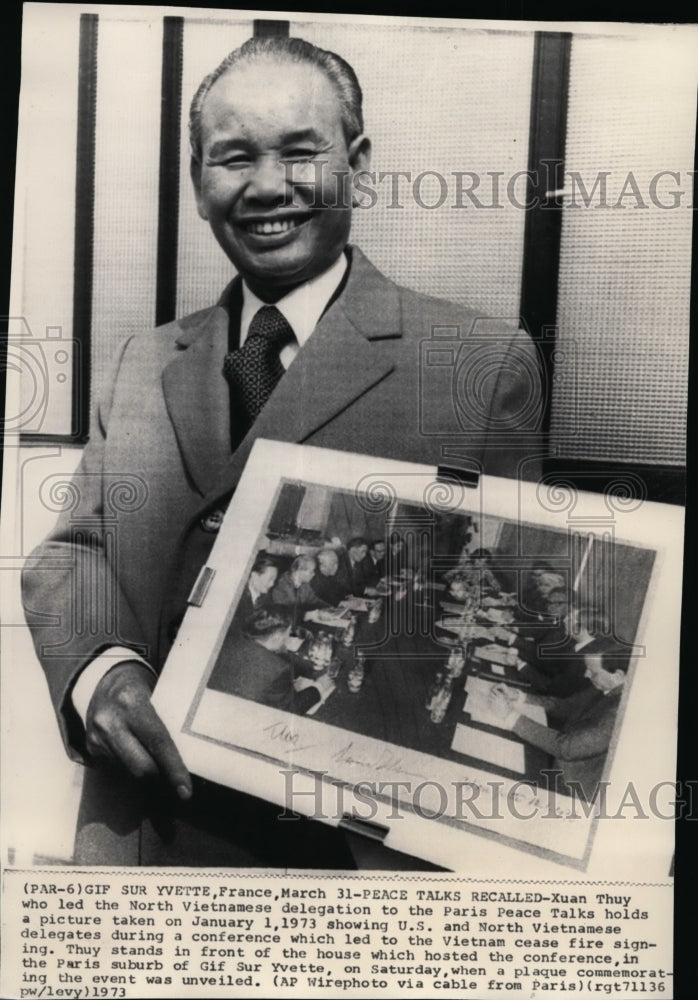 1973 Press Photo Xuan Thuy in front of house that hosted cease fire conference - Historic Images