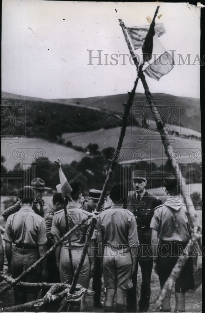 1940 Press Photo General DeGaulle talking with some boys at a camp in Wales - Historic Images