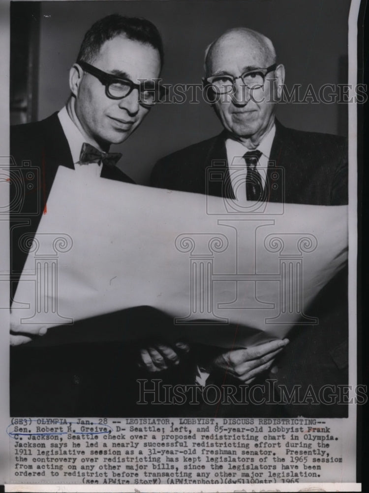1965 Press Photo Senator Greive and Frank Jackson looking at redistricting chart - Historic Images