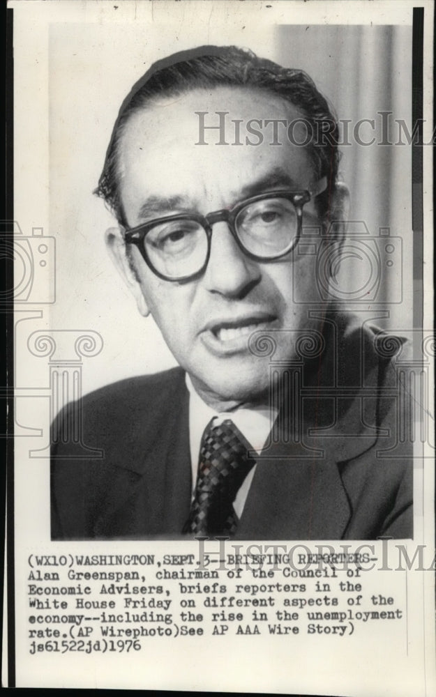 1976 Press Photo Alan Greenspan briefing the reporters in the White House - Historic Images