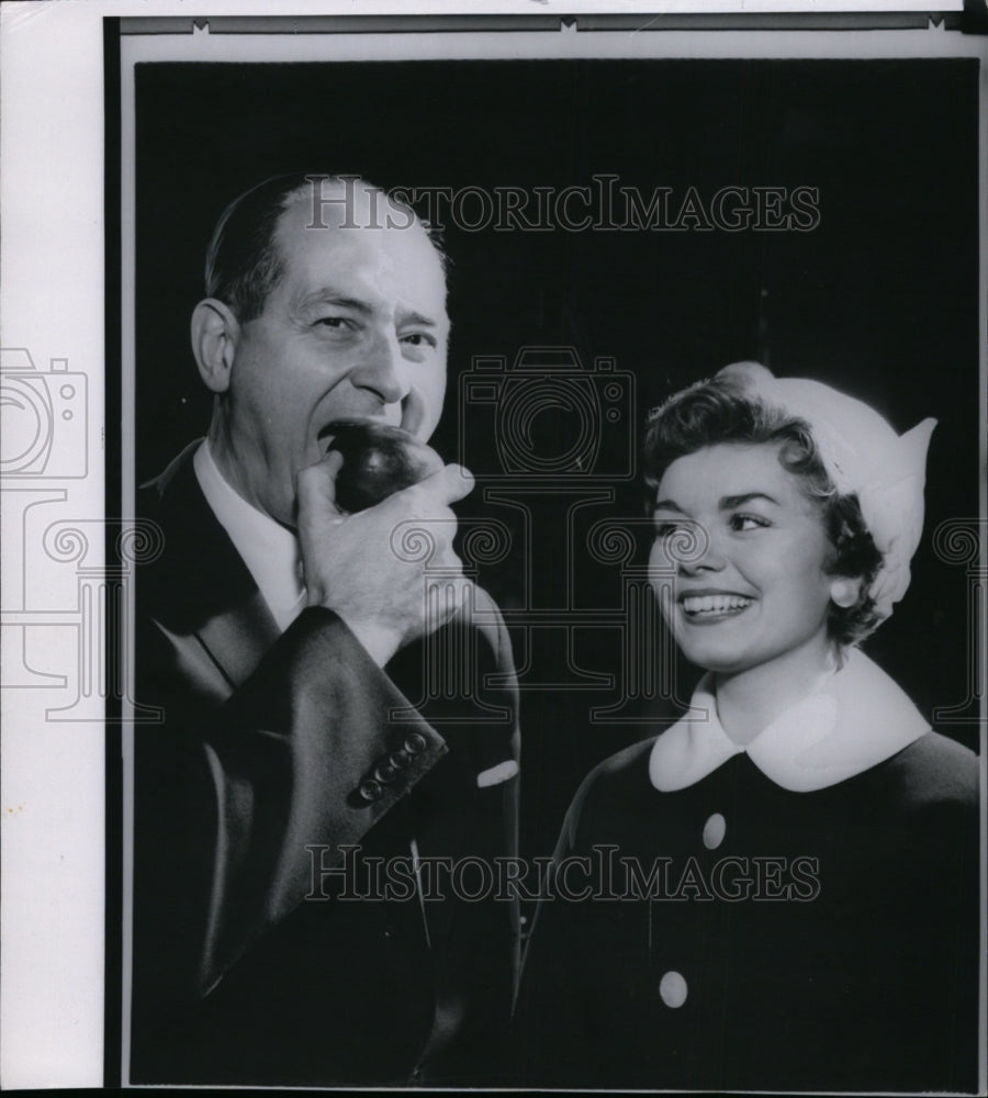 1960 Press Photo Governor Ali Rosellini biting an apple - Historic Images