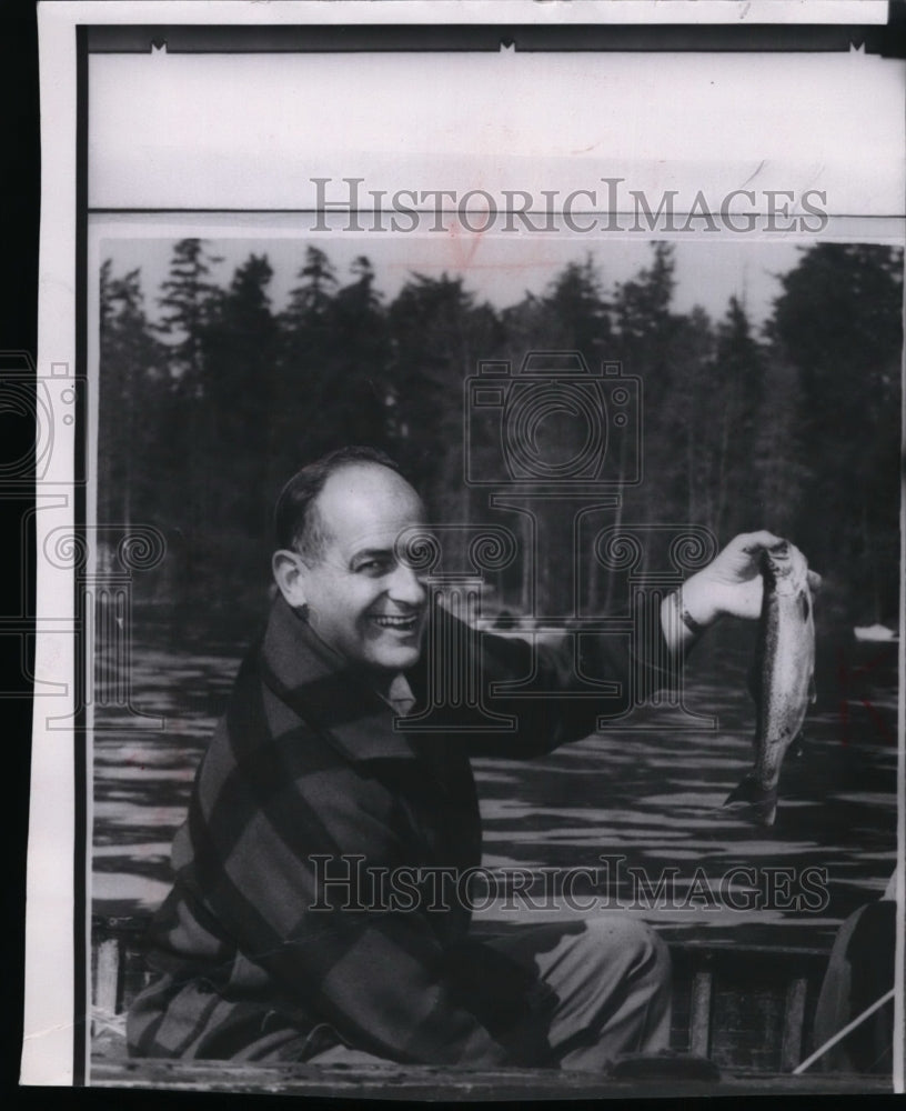 1959 Press Photo Al Rosellini holding up a fish - Historic Images