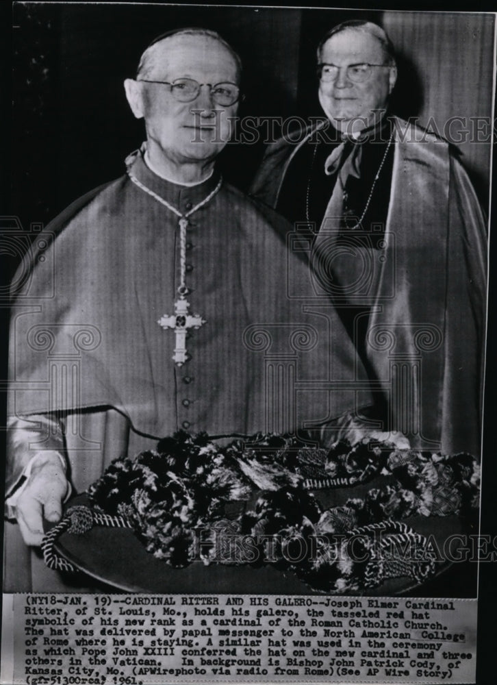 1961 Press Photo Joseph Elmer Cardinal Ritter holding his galero - Historic Images