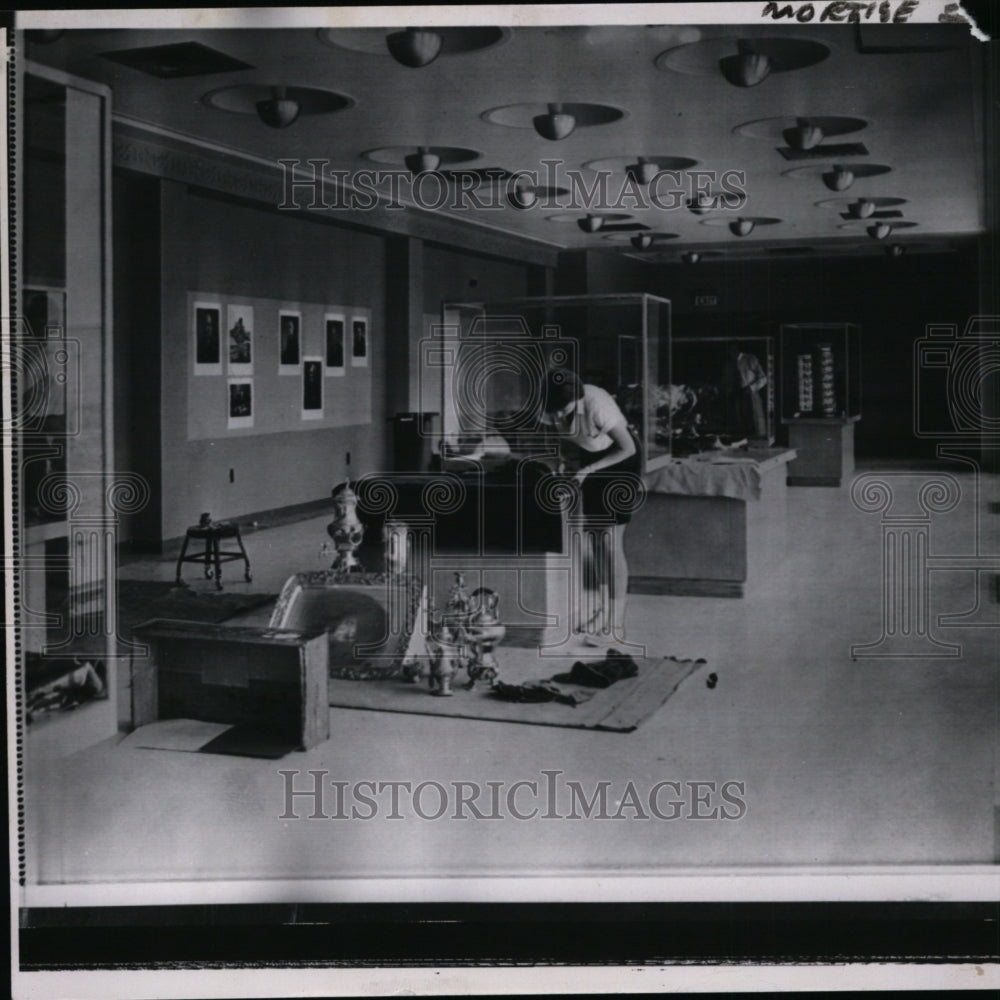 1957 Press Photo DeLou Nebgen preparing exhibits inside Truman library - Historic Images