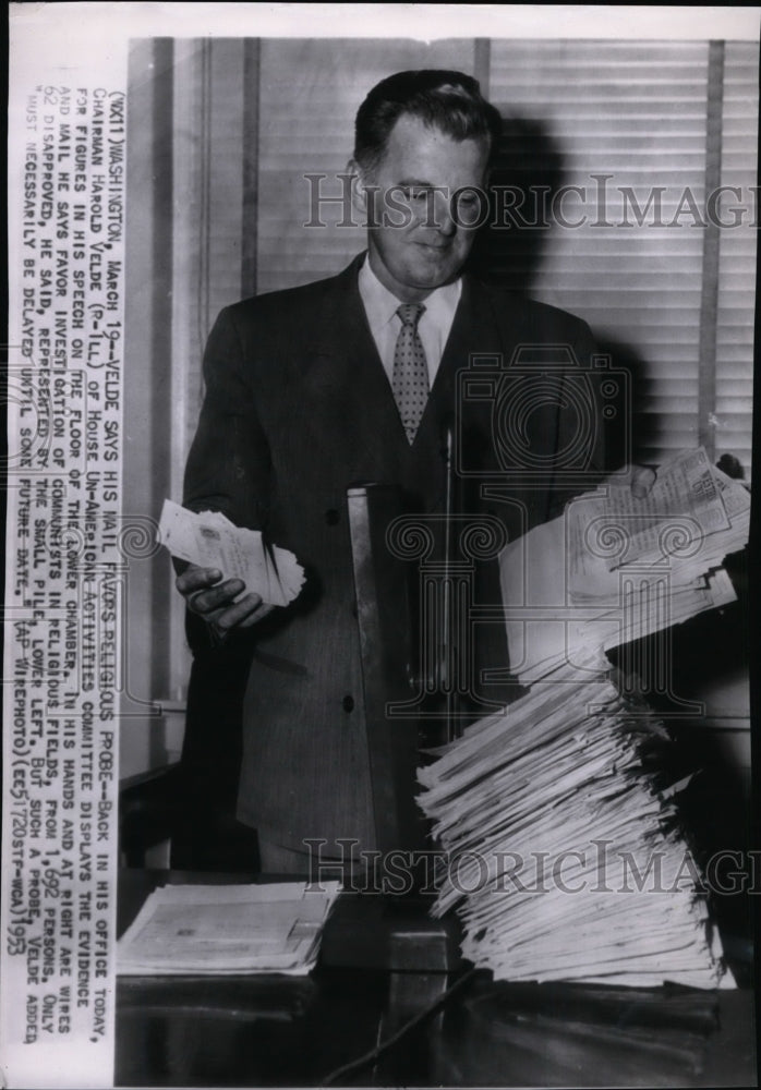 1953 Harold Velde displays evidence for figures in his speech - Historic Images