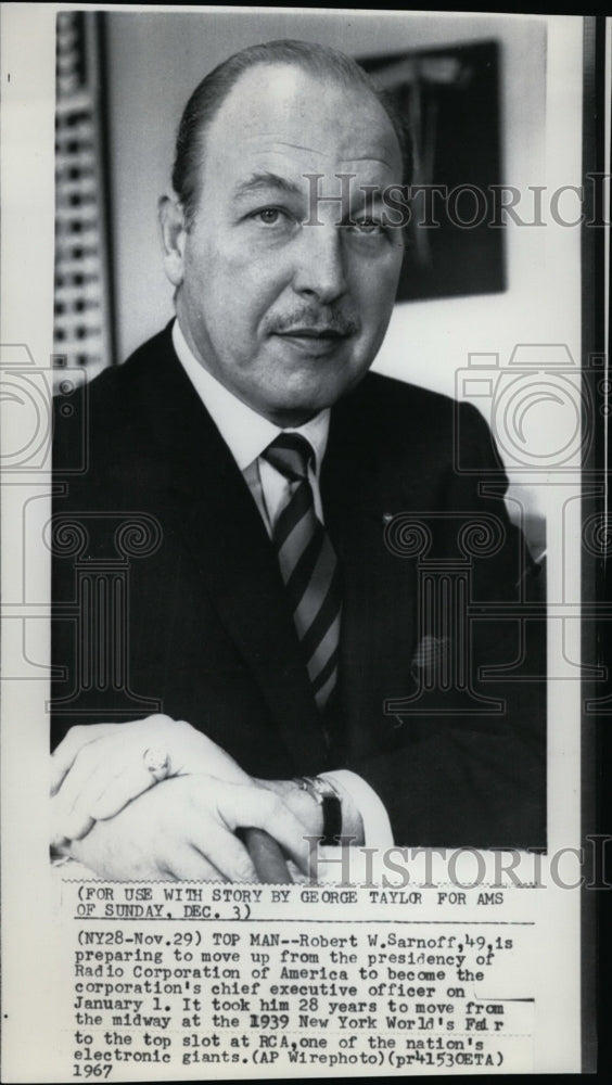 1967 Press Photo Robert W. Sarnoff posing at his office desk - Historic Images