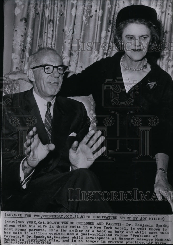 1962 Press Photo Dr. Benjamin Spock &amp; wife in their suite in a New York hotel - Historic Images