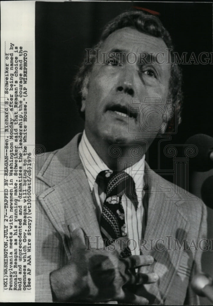 1976 Press Photo Senator Richard Schweiker talking with newsmen in Washington - Historic Images