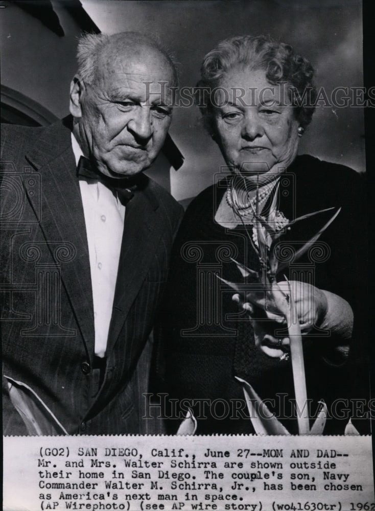 1962 Press Photo Mr. and Mrs. Walter Schirra posing outside their San Diego home - Historic Images