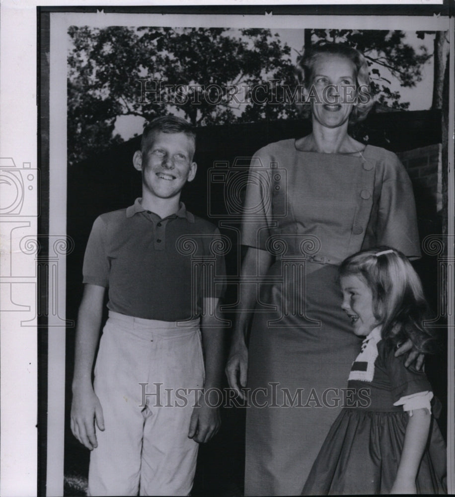 1962 Press Photo Mrs. Walter M. Schirra posing with her children - Historic Images