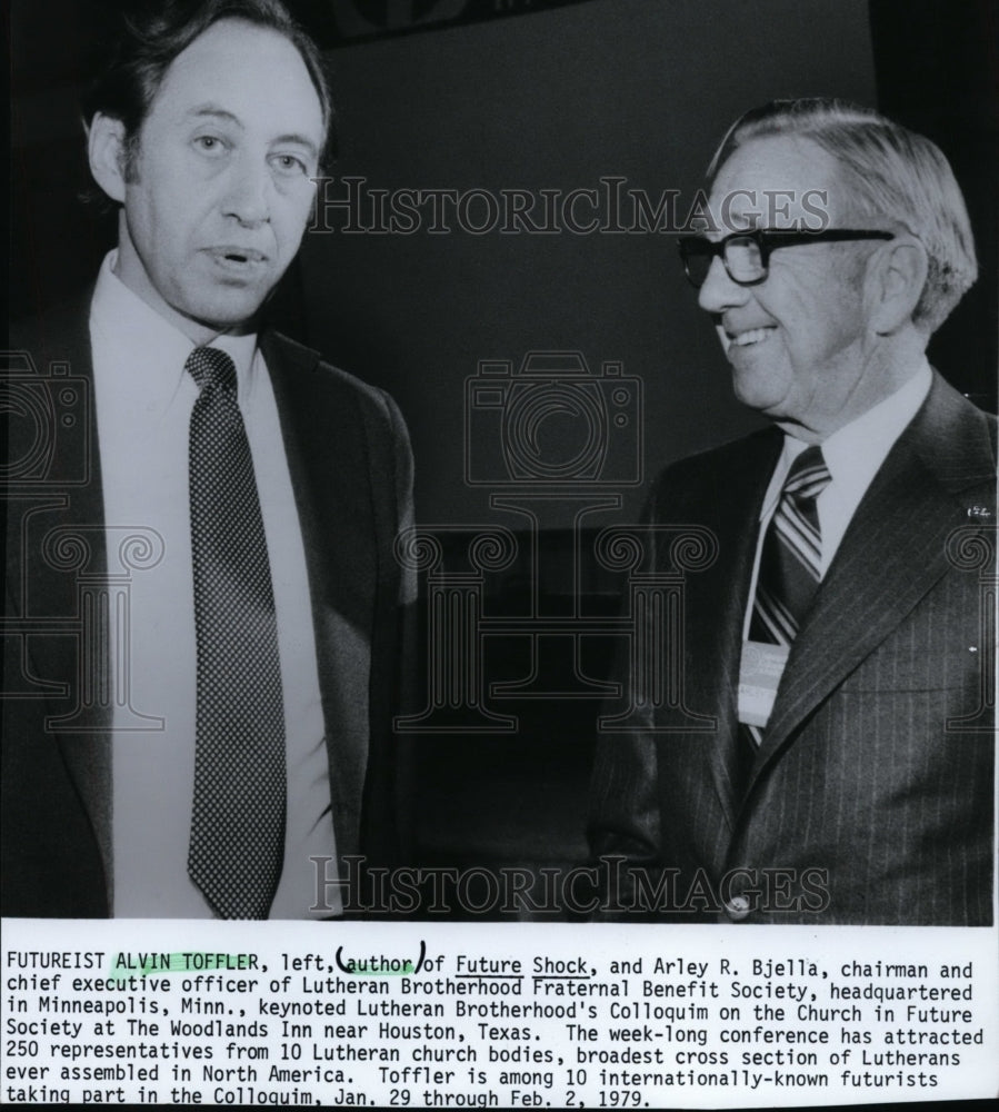 1979 Press Photo Alvin Toffler posing with Arley R. Bjella - Historic Images