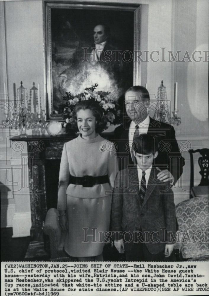 1969 Press Photo Emil Mosbacher Jr. and his family visiting the Blair House - Historic Images