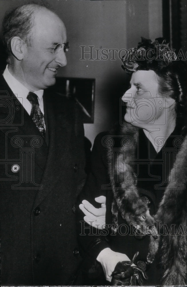 1942 Press Photo Secretary of Treasury Henry Morgenthau, greeted by his wife. - Historic Images