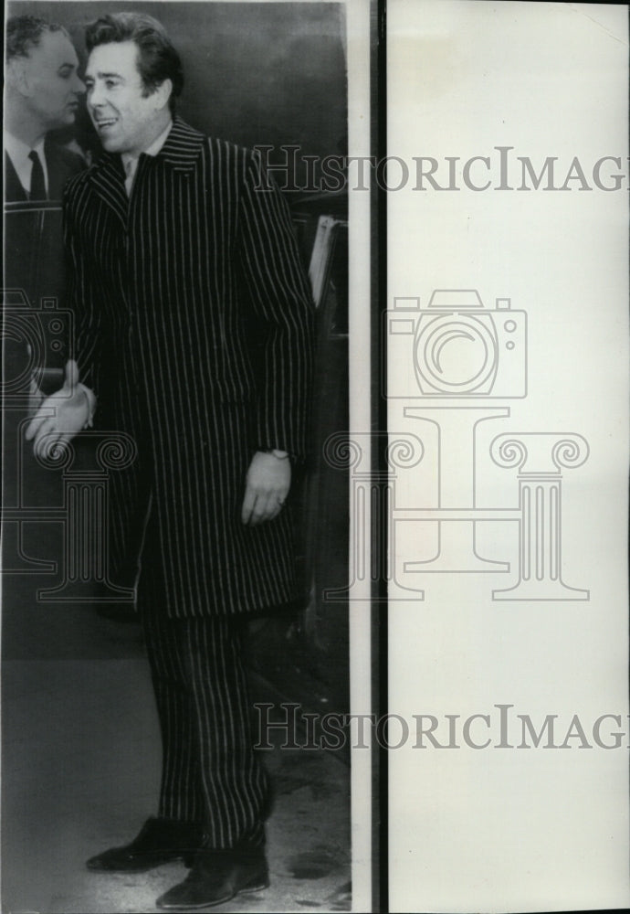 1968 Press Photo Lord Snowdon wearing a vivid striped suit - Historic Images