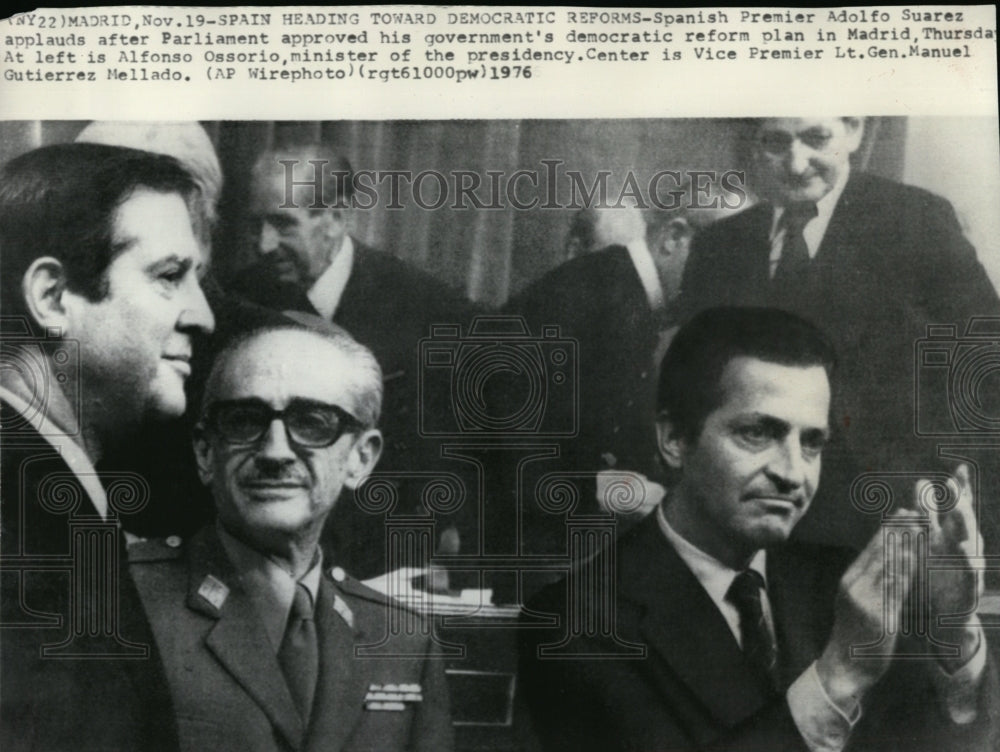 1976 Press Photo Spanish Premier Adolfo Suarez with the other Spanish officials - Historic Images