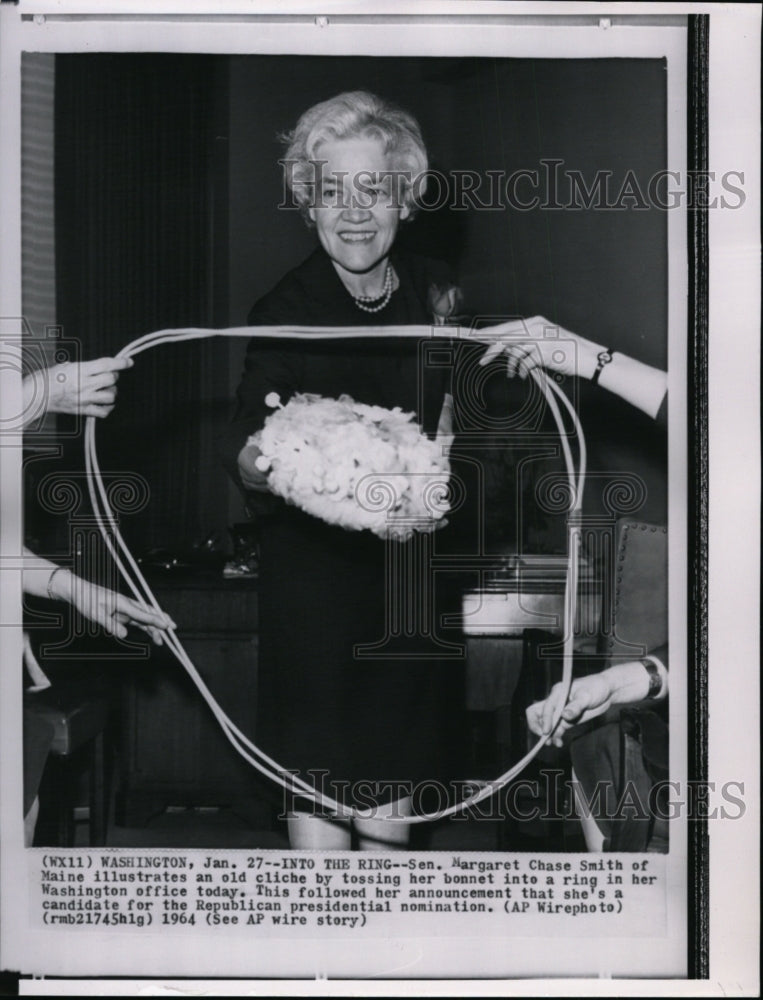 1964 Press Photo Maine Senator Margaret Chase Smith tosses bonnet into a ring- Historic Images