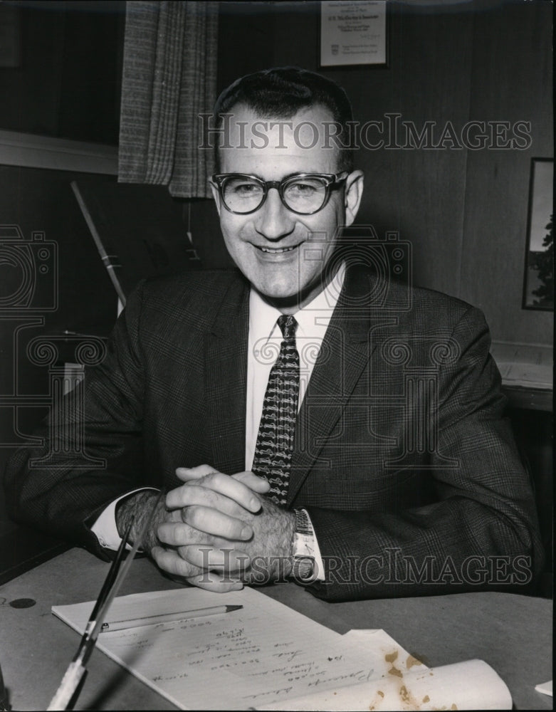 1960 Press Photo Earl McCarthy graduated with highest honors in economics - Historic Images